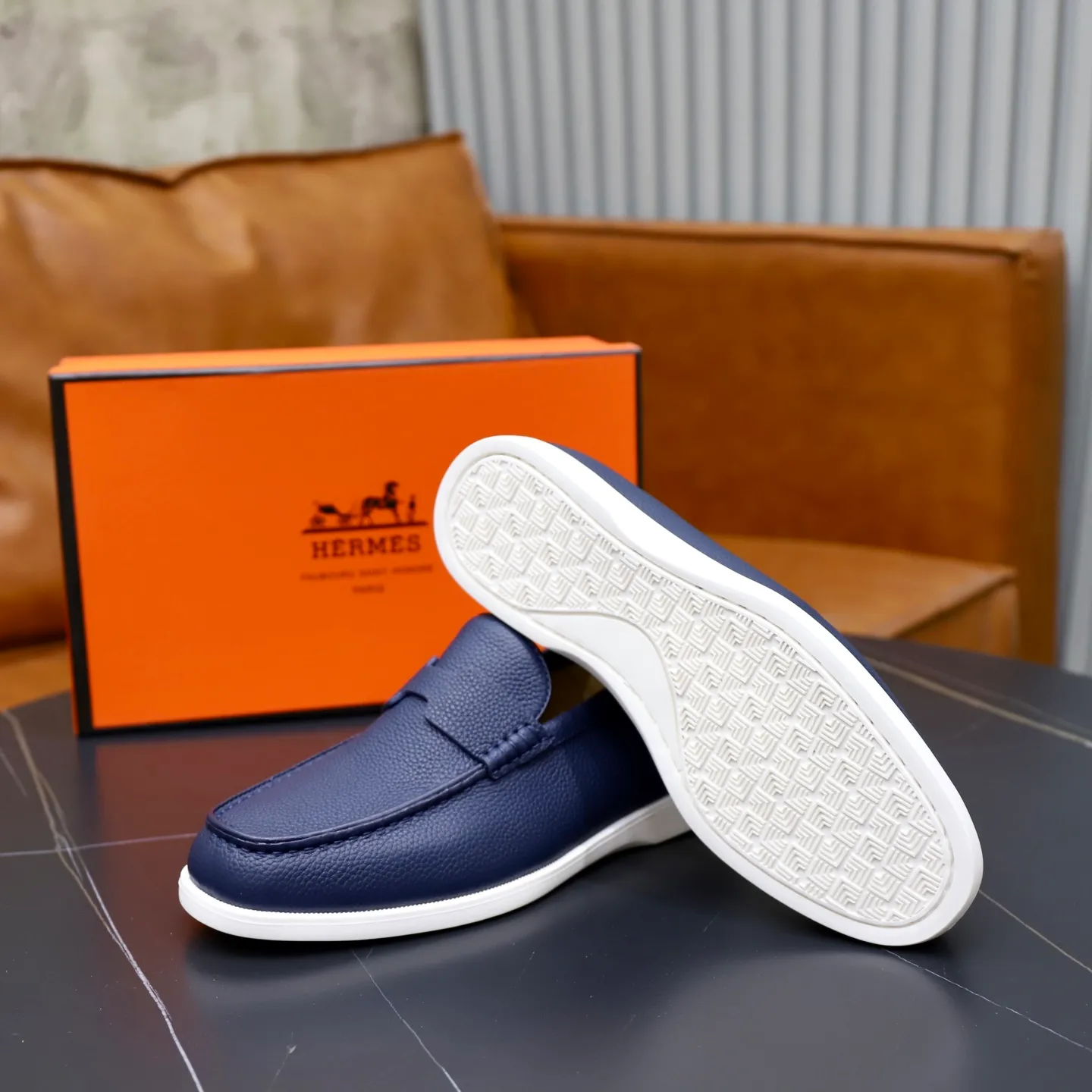Ex-factory price: 560💰Hermès/Hermès slip-on men's shoes. This shoe is made of imported pebbled cowhide. It has simple and smooth lines and is combined with aerodynamically designed 3CM rubber foam ultra-light soles! Youthful and fashionable, classic H-shaped hardware buckle decoration, calf lining gently wraps the feet, with logo cowhide feet, casual and urban style, highlighting youthful vitality, sports and leisure version, super versatile, code number: 38-39-40-41-42-43-44 standard leather shoe size (45 can be customized but does not support returns)